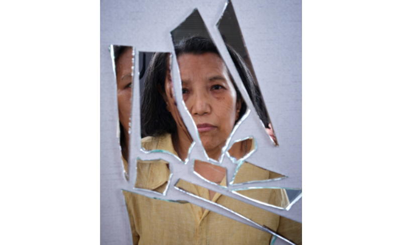 Briser le miroir : Vieillir dans une société obsédée par l’apparence